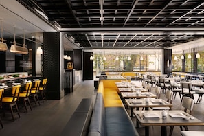 2 restaurants, breakfast, lunch, dinner served; Japanese cuisine - Nobu London Portman Square (London)
