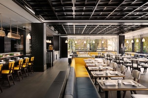 2 restaurants; breakfast, lunch, dinner, and brunch served