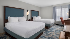 A hotel room with two beds, a desk, and a chair. - Hampton Inn Memphis/Southaven (Southaven)