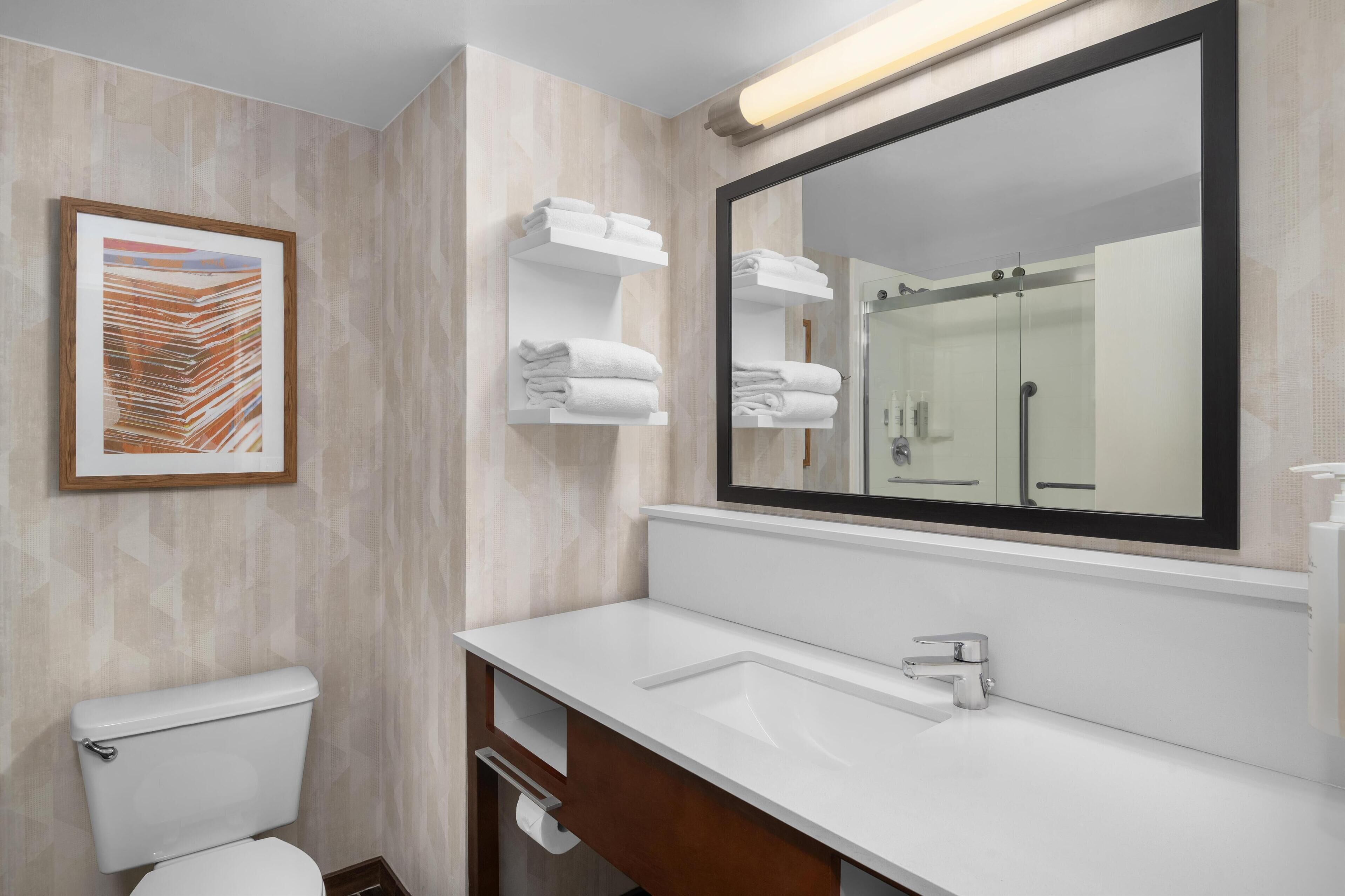 combined shower/bathtub, hydromassage showerhead, free toiletries