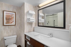 Combined shower/tub, hydromassage showerhead, free toiletries