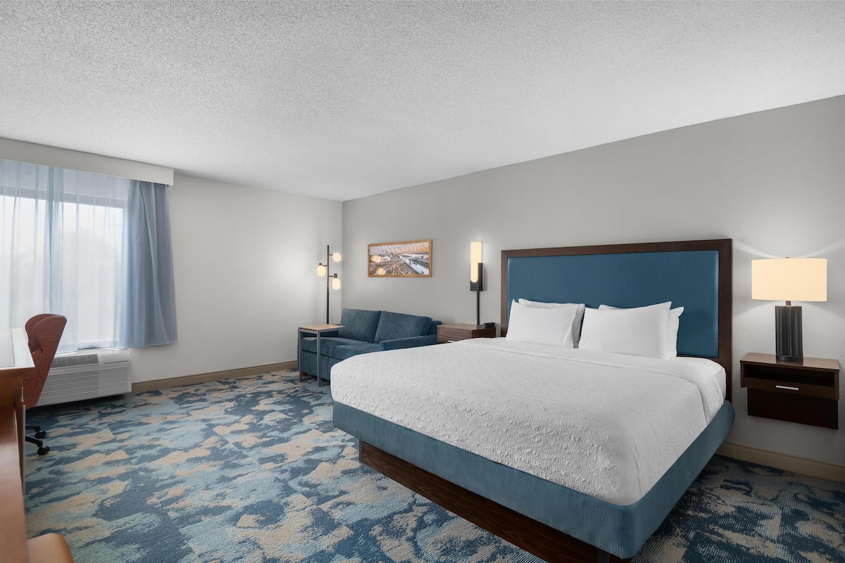 Room, 1 King Bed with Sofa bed, Non Smoking (Study) | Iron/ironing board, free WiFi, bed sheets