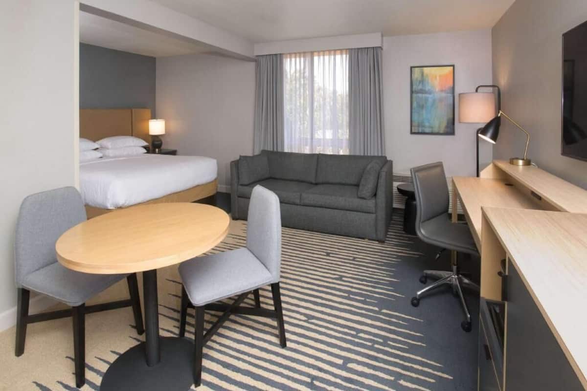 خزنة داخل الغرفة ومكتب وستائر تعتيم ومكواة/لوح كي