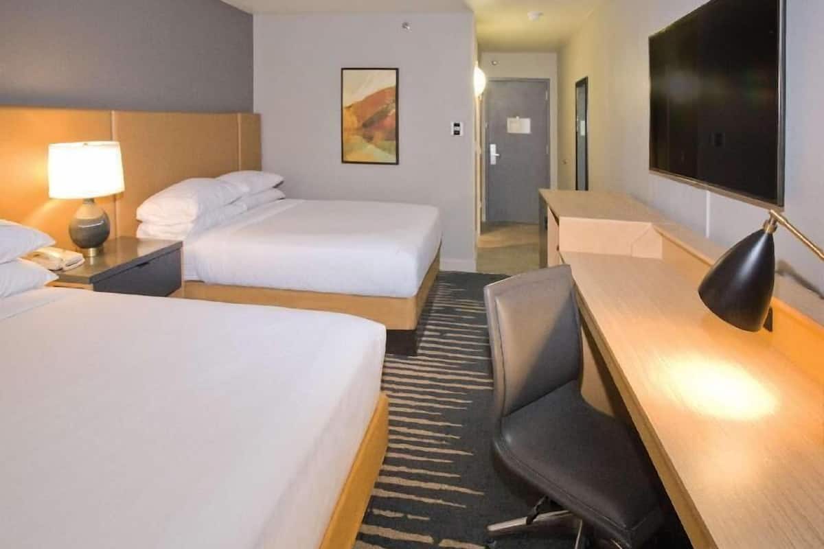 Caja de seguridad en la habitación, escritorio y cortinas blackout