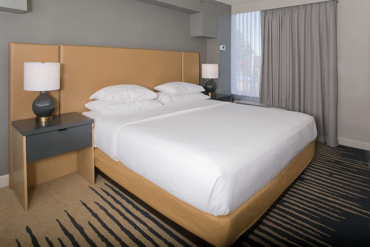 Caja de seguridad en la habitación, escritorio y cortinas blackout