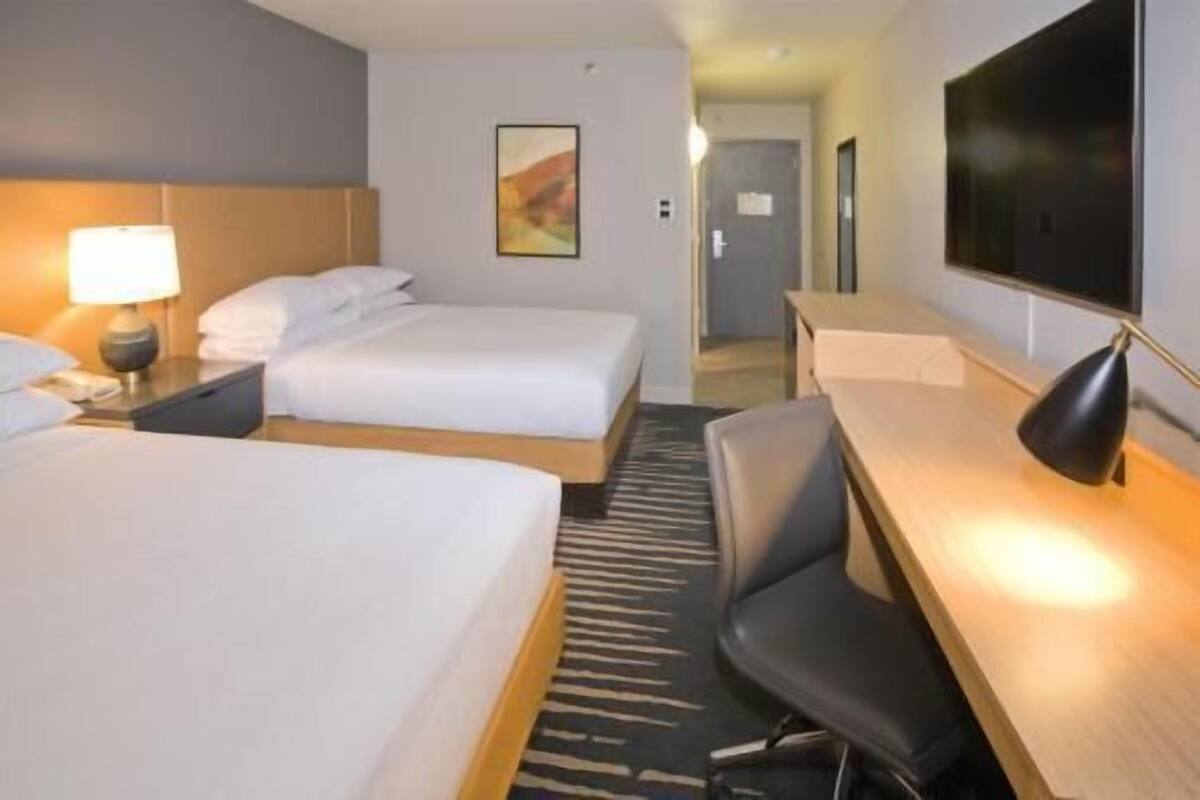 Caja de seguridad en la habitación, escritorio y cortinas blackout