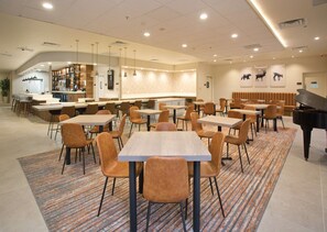 供應早餐和晚 餐，美國料理