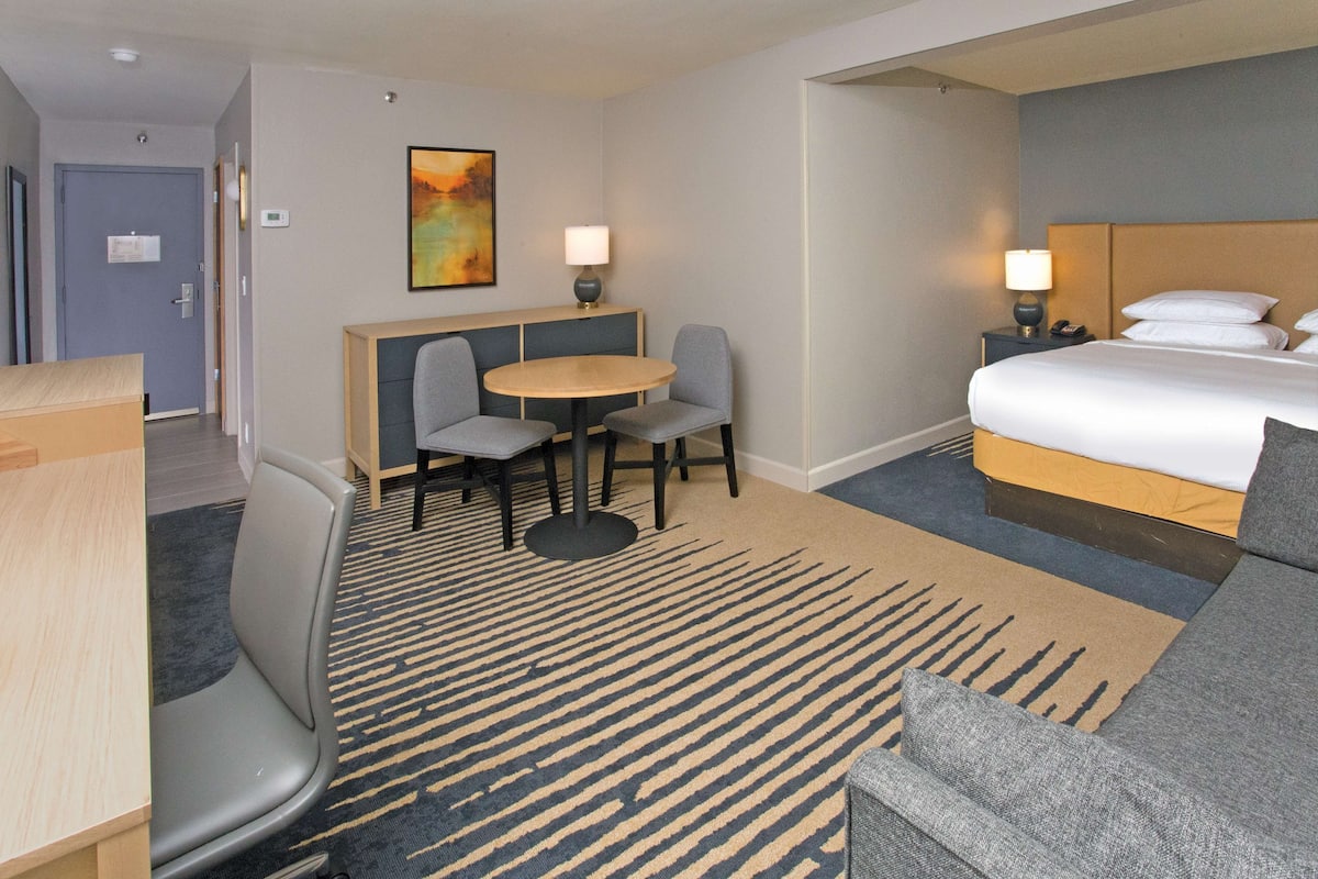 Caja de seguridad en la habitación, escritorio y cortinas blackout