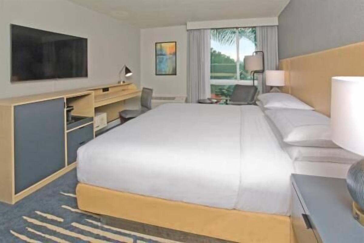 Caja de seguridad en la habitación, escritorio y cortinas blackout