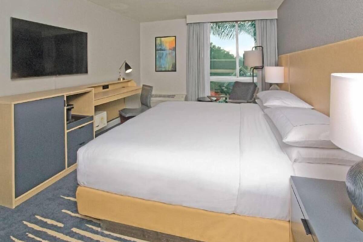 Caja de seguridad en la habitación, escritorio y cortinas blackout