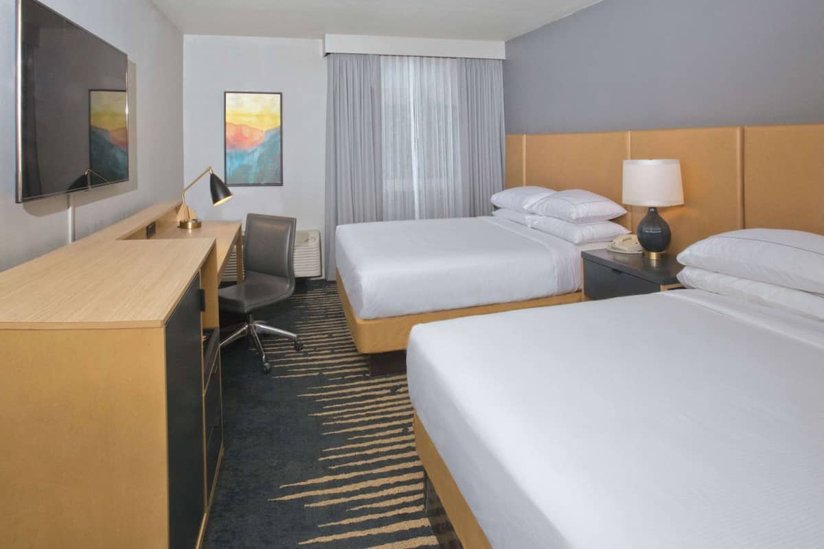 Caja de seguridad en la habitación, escritorio y cortinas blackout