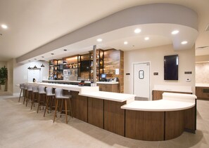 Phục vụ bữa sáng và bữa tối, món ăn kiểu Mỹ 