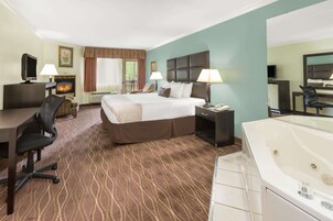 Escritorio, cortinas blackout y tabla de planchar con plancha 