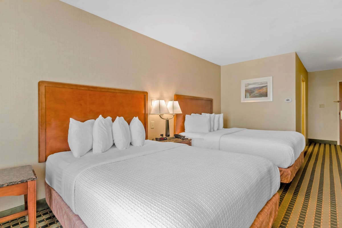 Cofres nos quartos, escrivaninha, espaço de trabalho para notebook