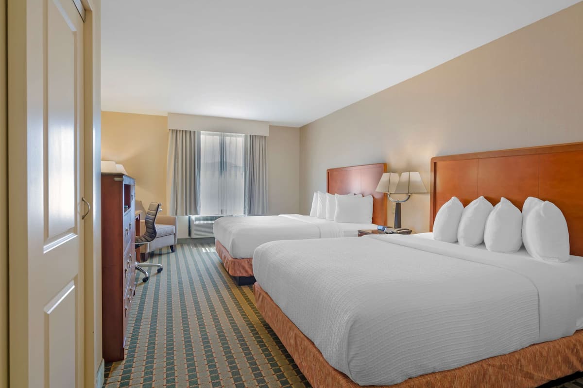 Cofres nos quartos, escrivaninha, espaço de trabalho para notebook