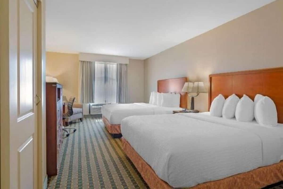 Caja de seguridad en la habitación y escritorio