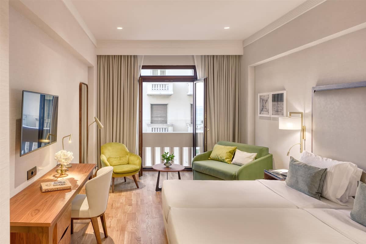 Superior Side View Triple Room | Ropa de cama de alta calidad y minibar