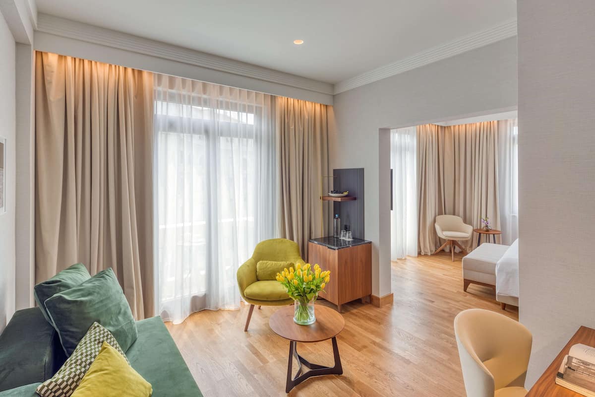 Junior suite, uitzicht op zee | Luxe beddengoed, een minibar, een kluis op de kamer, een bureau