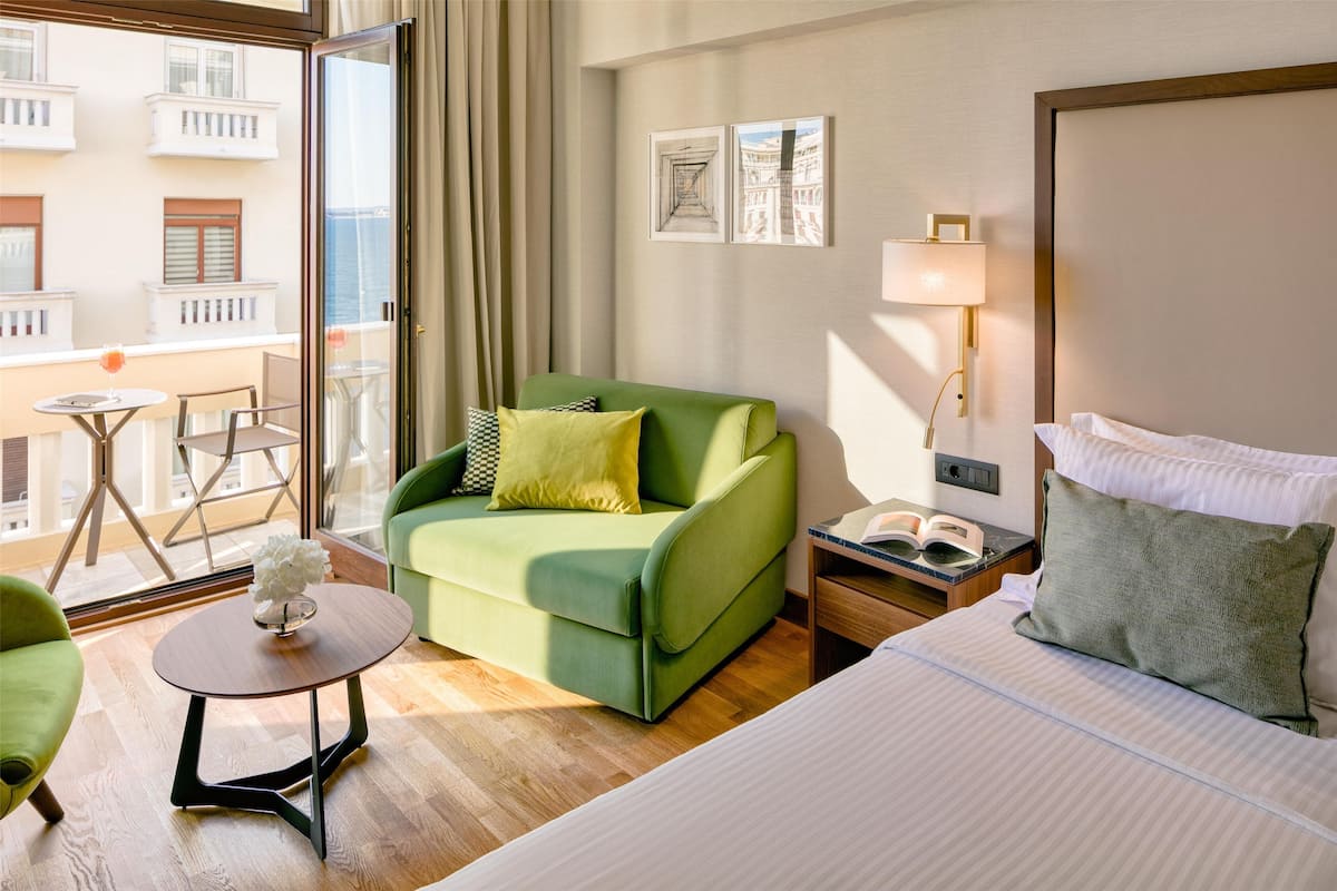 Premium driepersoonskamer, gedeeltelijk uitzicht op zee | Luxe beddengoed, een minibar, een kluis op de kamer, een bureau