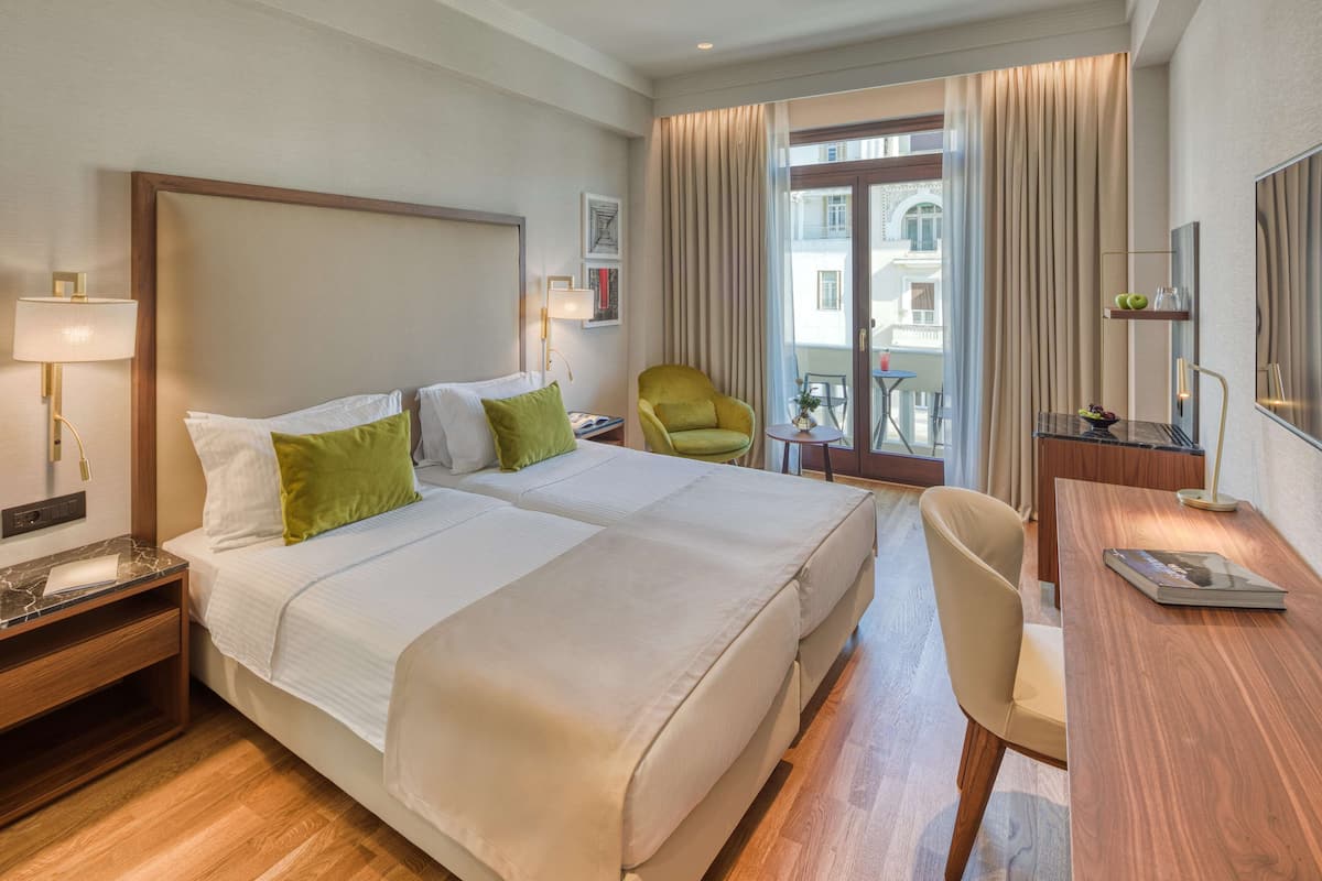 Premium kamer, 1 twee- of 2 eenpersoonsbedden, gedeeltelijk uitzicht op zee | Luxe beddengoed, een minibar, een kluis op de kamer, een bureau