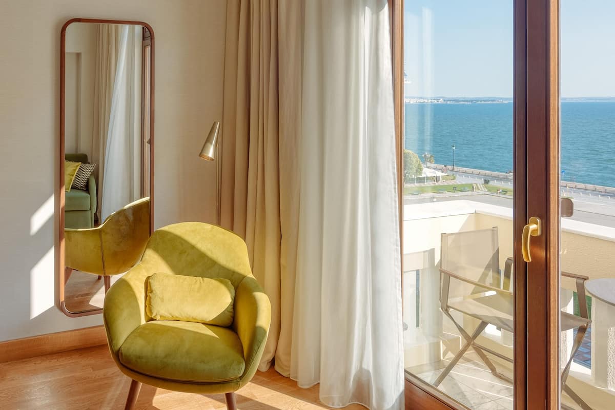 Familiekamer, kamers met tussendeur | Luxe beddengoed, een minibar, een kluis op de kamer, een bureau