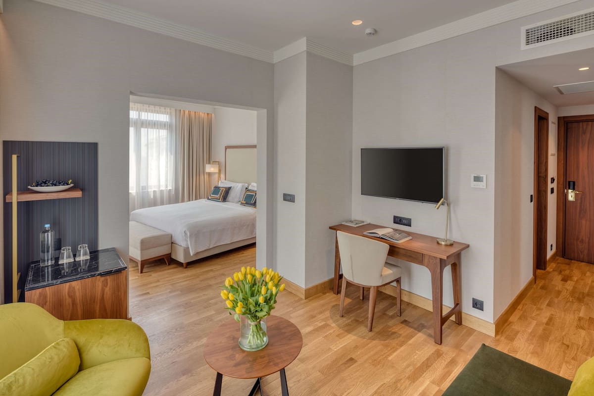 Junior suite, uitzicht op zee | Luxe beddengoed, een minibar, een kluis op de kamer, een bureau