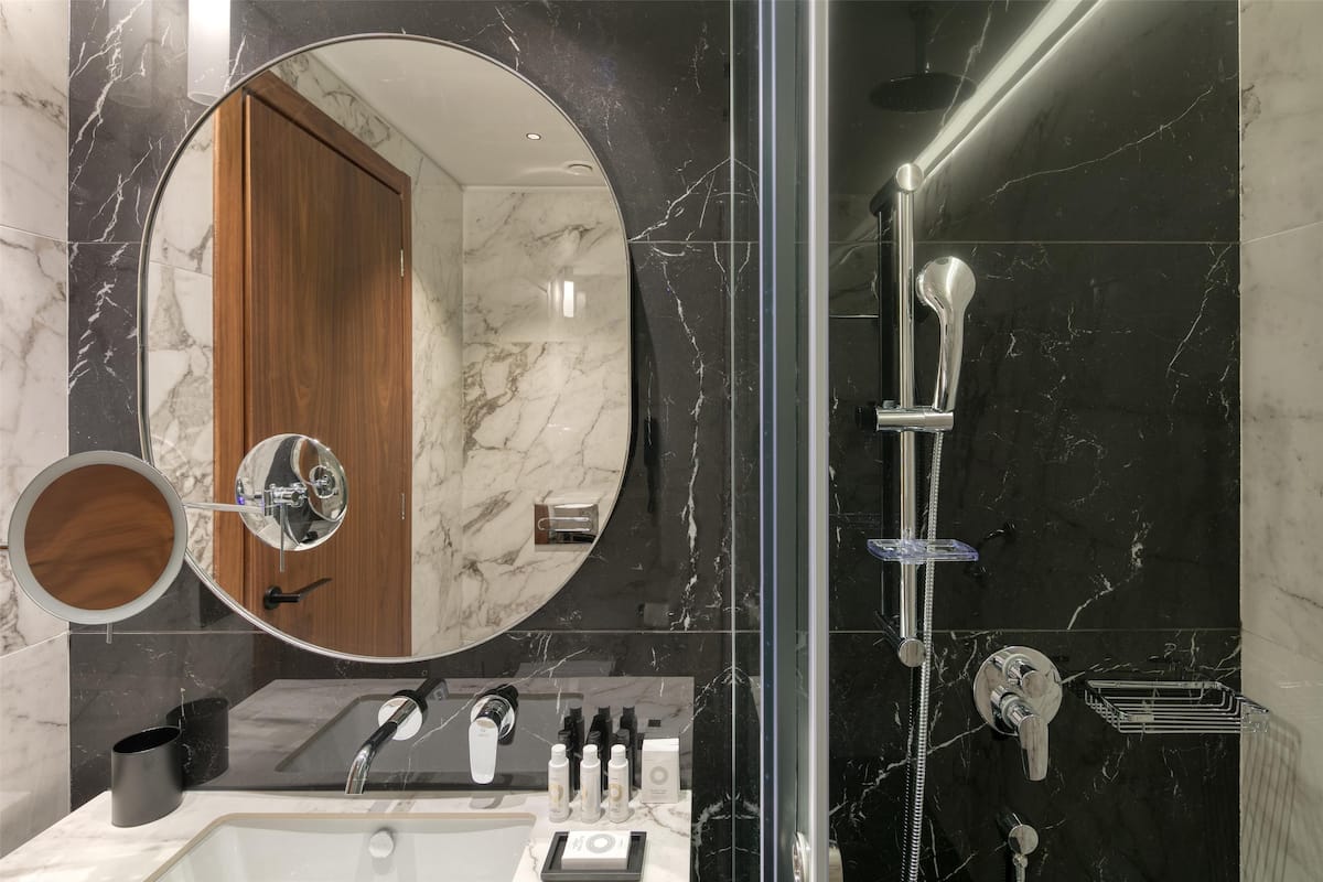 Superior kamer, 1 twee- of 2 eenpersoonsbedden | Badkamer | Een douche, een regendouche, milieuvriendelijk toiletgerief