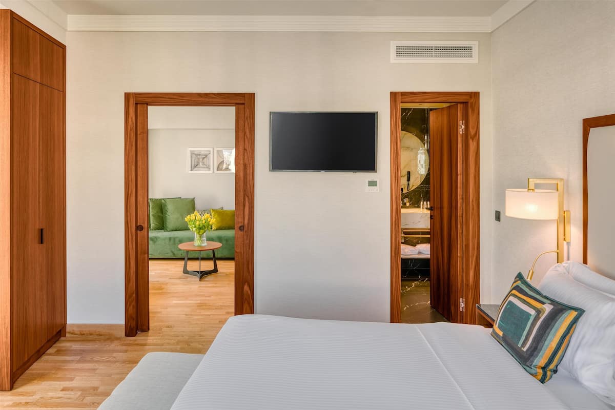 Superior suite | Luxe beddengoed, een minibar, een kluis op de kamer, een bureau