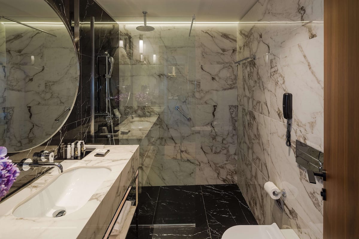 Een douche, een regendouche, milieuvriendelijk toiletgerief