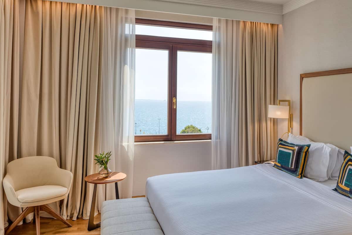 Suite junior, vista al mar | Ropa de cama de alta calidad y minibar