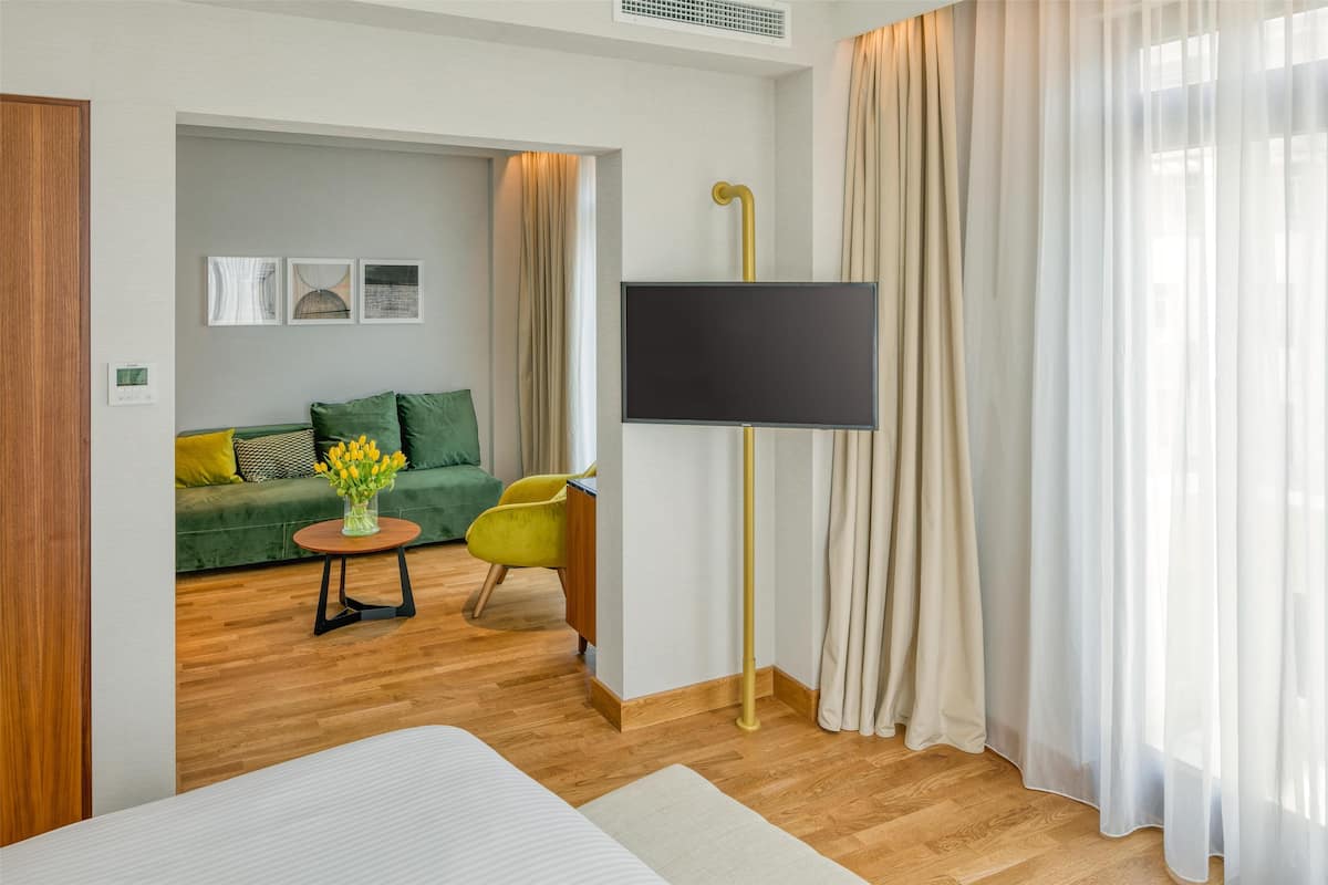 Suite junior, vista al mar | Ropa de cama de alta calidad y minibar