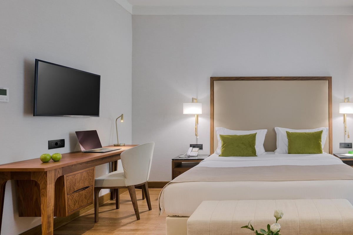 Luxe beddengoed, een minibar, een kluis op de kamer, een bureau