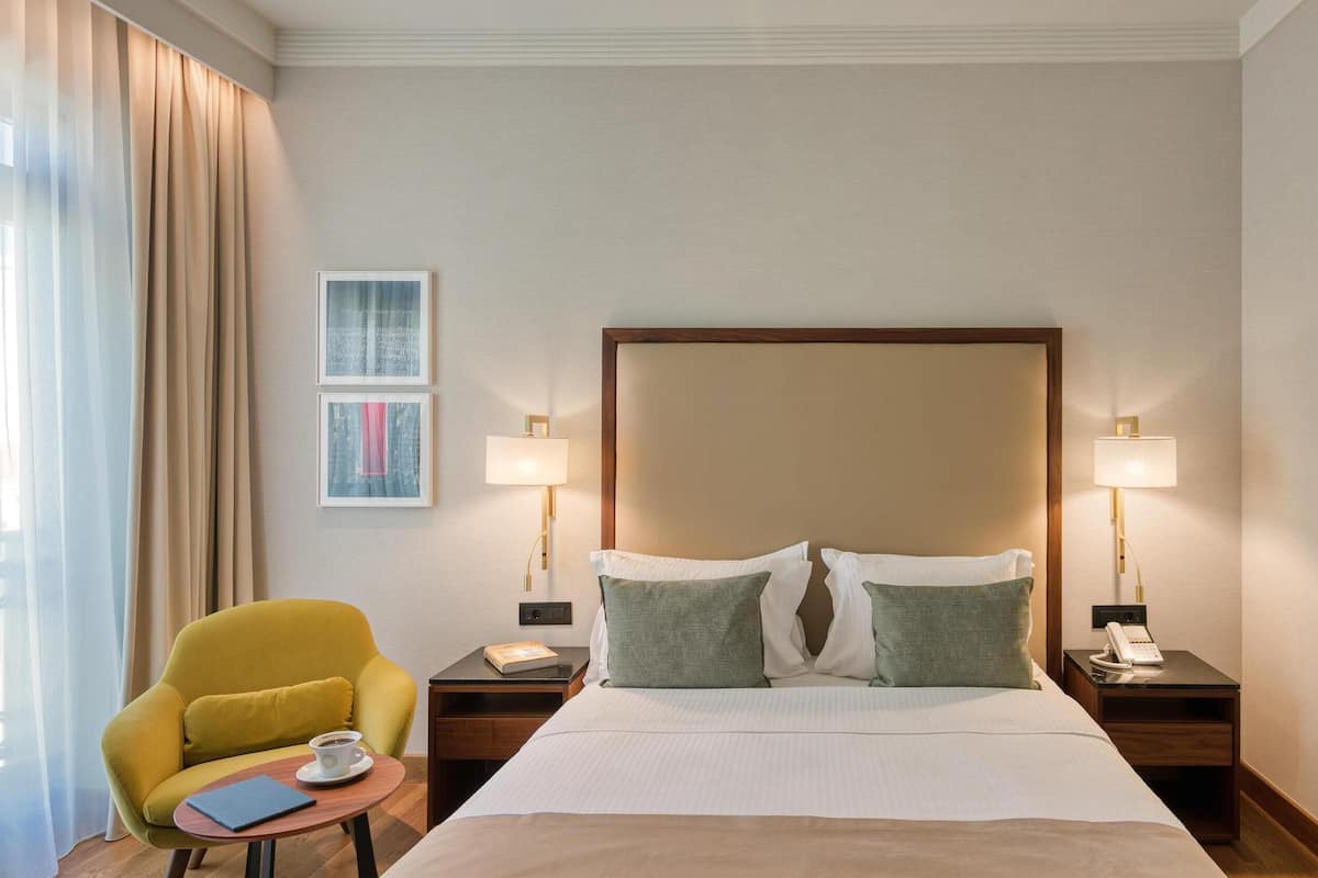 Klassieke kamer, 1 twee- of 2 eenpersoonsbedden | Luxe beddengoed, een minibar, een kluis op de kamer, een bureau