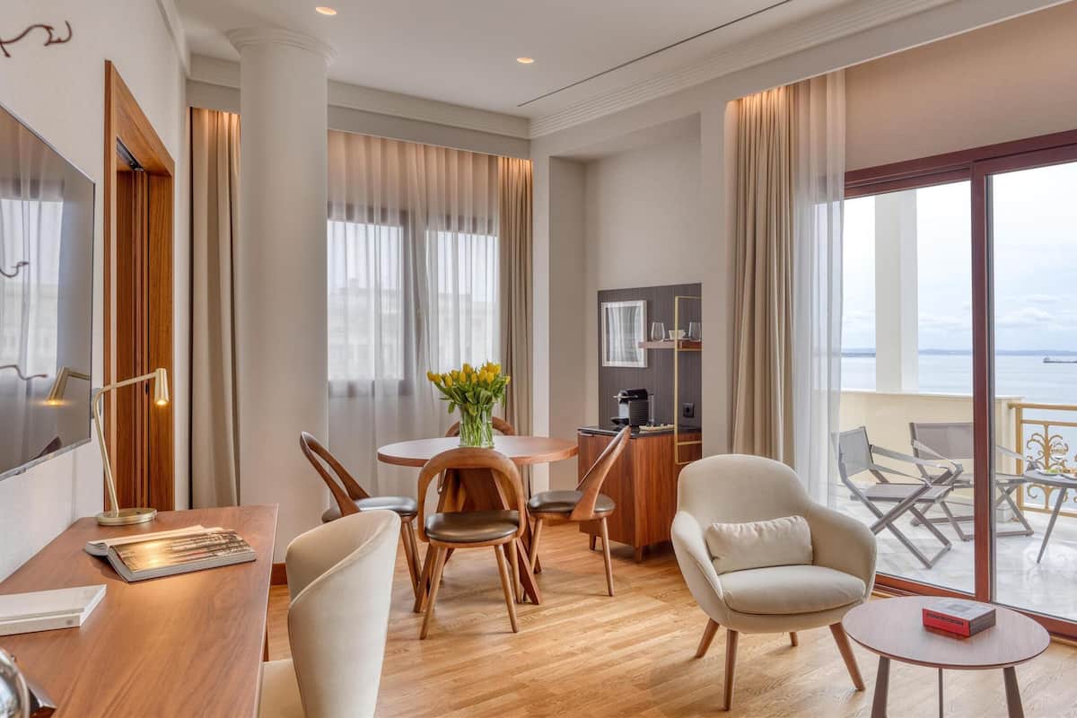 Executive suite | Luxe beddengoed, een minibar, een kluis op de kamer, een bureau