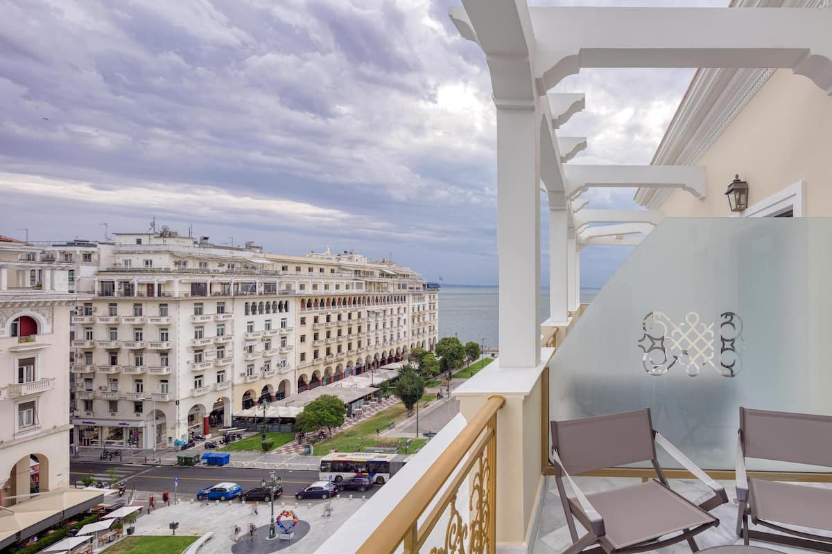 Executive kamer, gedeeltelijk uitzicht op zee | Luxe beddengoed, een minibar, een kluis op de kamer, een bureau