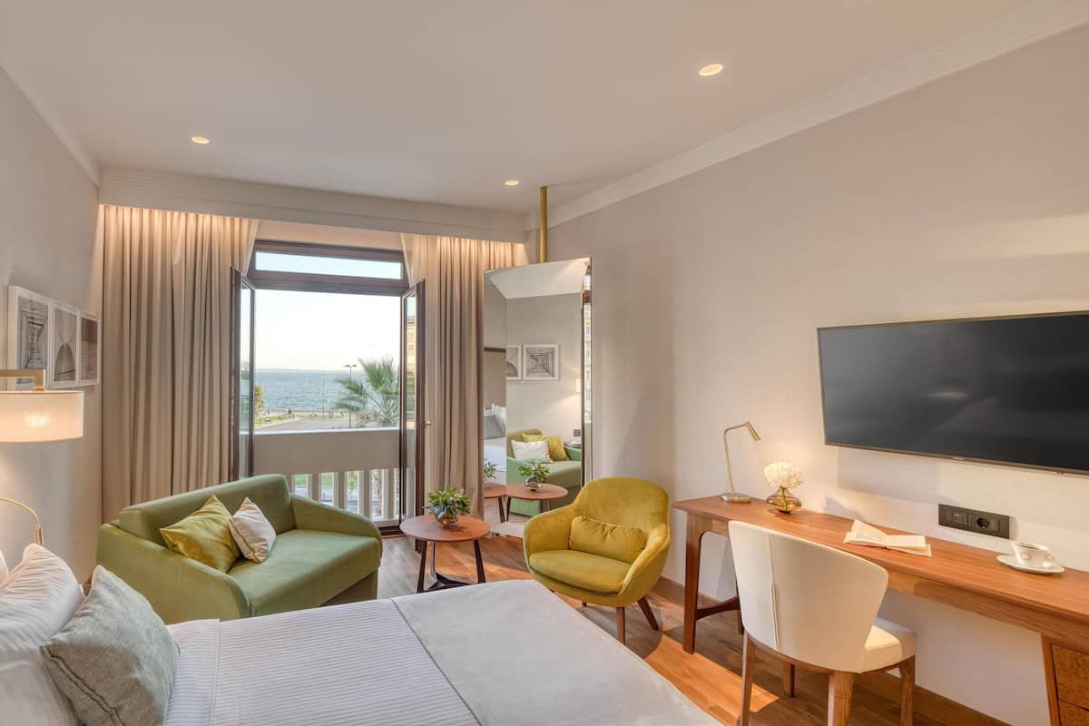 Superior driepersoonskamer, uitzicht op zee | Luxe beddengoed, een minibar, een kluis op de kamer, een bureau