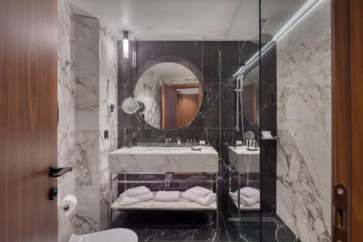 Een douche, een regendouche, milieuvriendelijk toiletgerief