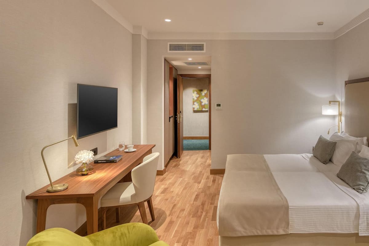 Luxe beddengoed, een minibar, een kluis op de kamer, een bureau