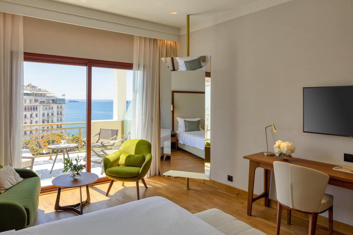 Executive driepersoonskamer, uitzicht op zee | Luxe beddengoed, een minibar, een kluis op de kamer, een bureau