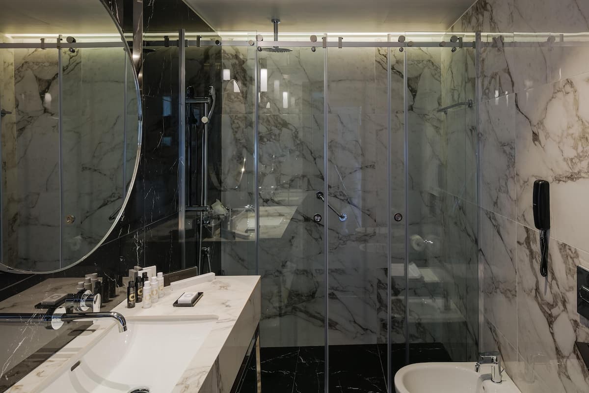 Executive driepersoonskamer, uitzicht op zee | Badkamer | Een douche, een regendouche, milieuvriendelijk toiletgerief