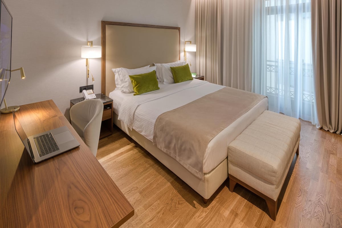 Klassieke driepersoonskamer | Luxe beddengoed, een minibar, een kluis op de kamer, een bureau