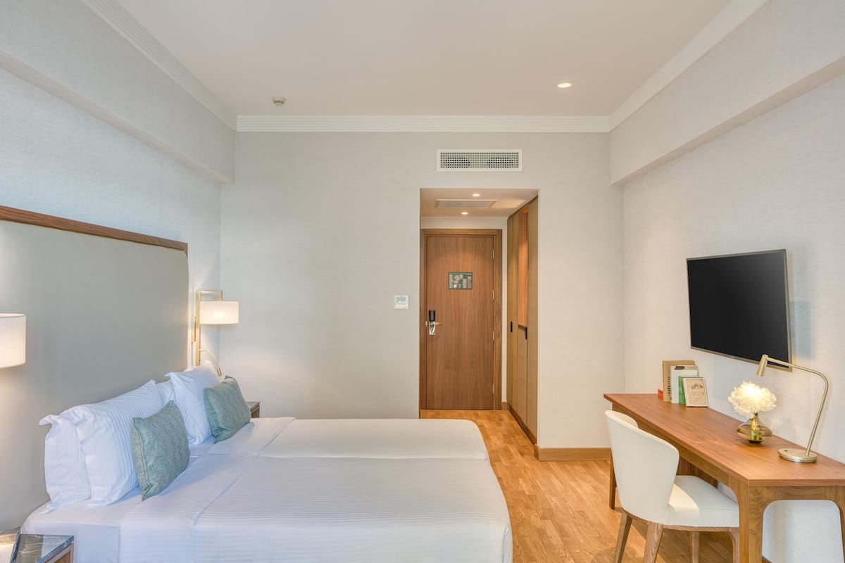 Luxe beddengoed, een minibar, een kluis op de kamer, een bureau