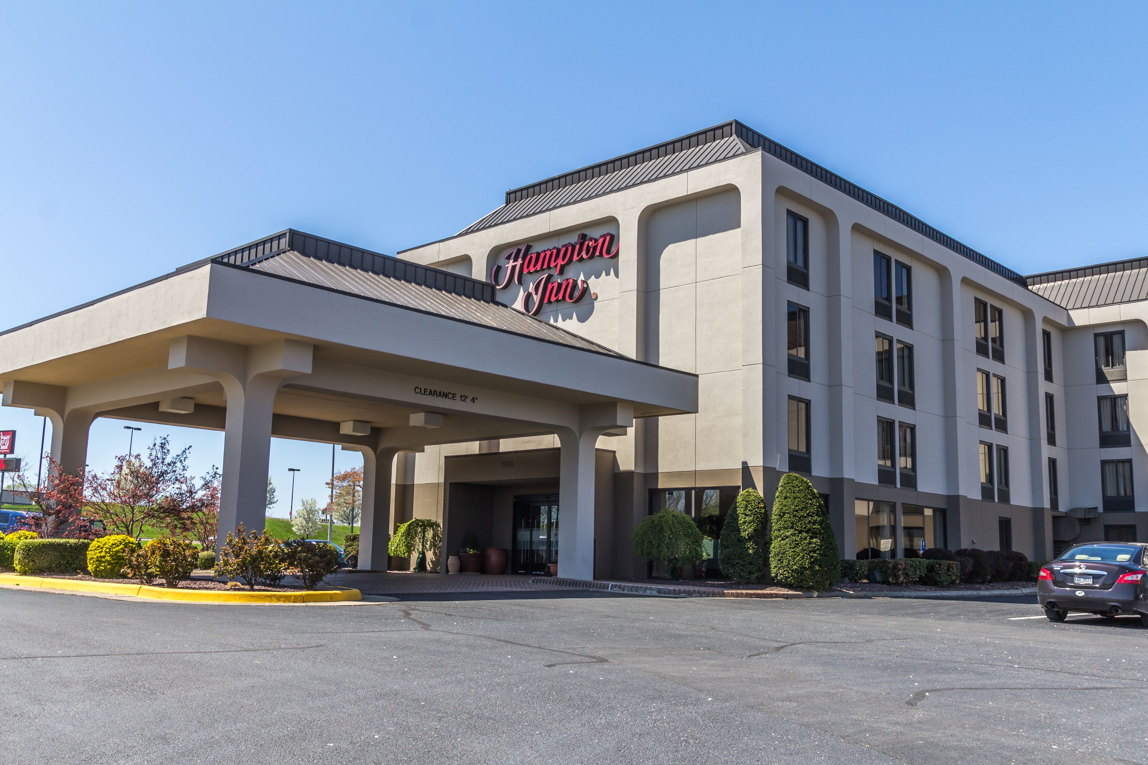 Un hotel con un letrero claro que dice 'Hampton Inn'.