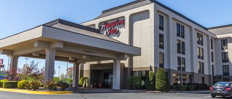 A hotel with a clear sign reading "Hampton Inn."