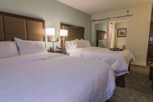 Escritorio, cortinas blackout y tabla de planchar con plancha 