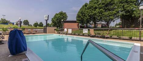 Utomhuspool och solstolar