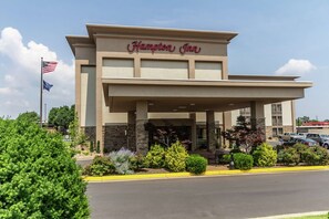 Welcome to Hampton Inn, featuring a modern design with a flat roof and entrance canopy.