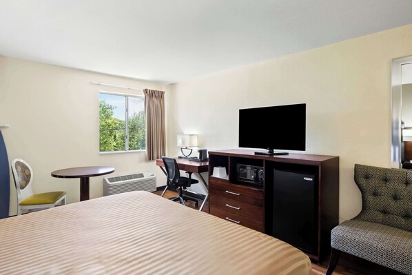 Room, 1 King Bed, Accessible, Non Smoking | Desk, iron/ironing board, free WiFi, bed sheets - Econo Lodge Emporia (Emporia)