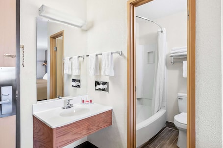 Free toiletries, towels, soap, toilet paper. Econo Lodge Emporia