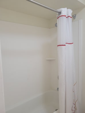 Ensemble baignoire-douche, serviettes fournies, savon, shampooing